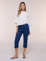 Pantalón capri azul de denim elastizado, con cintura ancha elástica, bolsillos delanteros falsos y bolsillos traseros aplicados.