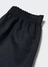 Short de tiro alto confeccionado en mezcla de lino y algodón, con cintura elástica, diseño recto y bajo con vuelta.