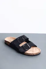 Sandalias negras tipo Birkenstock con dos tiras anchas ajustables mediante hebillas metálicas oscuras. Presentan plantilla anatómica de corcho y suela de goma.