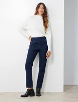 Jegging de denim elastizado azul oscuro, con pretina ancha elastizada, bolsillos delanteros simulados y bolsillos traseros aplicados.