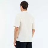 Camisa de manga corta color blanco con sutiles rayas verticales oscuras, cuello camisero tipo cubano y cierre frontal con botones.