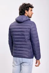 Campera azul capitoneada con capucha y cierre frontal.
