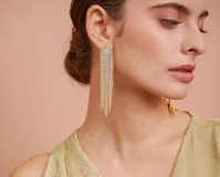 Aros colgantes largos con forma de rombo, con flecos de strass color dorado.