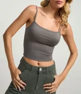 Top cropped de tirantes finos, escote cuadrado y corte ajustado, color rojo oscuro.