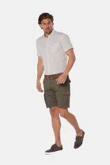 Bermuda cargo azul confeccionada en 98% algodón y 2% spandex.