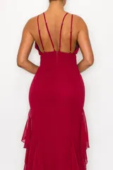 Vestido largo de fiesta confeccionado en chiffon, color rojo, con escote en V profundo, espalda descubierta y falda con volantes en cascada que aportan movimiento y volumen.