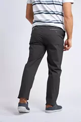 Pantalón chino color beige de gabardina, corte regular y logo bordado.