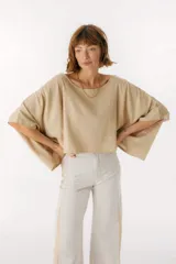Blusa blanca de lino, con escote bote y corte amplio y holgado.