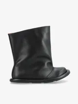 Bota de cuero negra, de caña media, con puntera redondeada y suela plana.