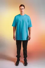 Remera de algodón premium color turquesa, con corte extra oversize, hombros caídos y cuello redondo.