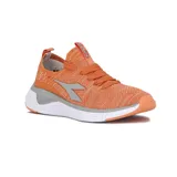 Championes deportivos Diadora modelo Adriatic, color naranja con tejido de punto jaspeado en blanco y gris. Presentan un logo lateral en gris y una suela gruesa blanca con detalles grises.