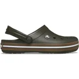 Zuecos Crocband color marrón con suela de goma con franja blanca y caramelo. Cuentan con perforaciones de ventilación en la parte superior y tira trasera ajustable.