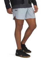 Short deportivo Under Armour Vanish Elite, color gris claro, con aberturas laterales en el dobladillo, perforaciones láser para ventilación y logo de la marca en el muslo derecho.