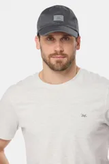 Gorro tipo gorra de lona color gris oscuro con visera curva y parche rectangular con inscripción y diseño impreso en la parte frontal.