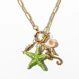Collar dorado con cadena de eslabones grandes y dijes colgantes con motivos marinos: estrella de mar verde con lunares blancos, pez dorado, caracol blanco y dorado, y caballito de mar dorado.