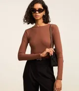 Body marrón de microfibra texturizada, con cuello redondo, mangas largas y escote en U en la espalda con tiras cruzadas.