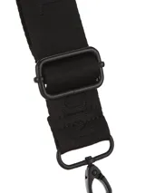 Bandolera Terrano modelo Astrid de color negro, con solapa de textura símil cocodrilo y base lisa. Cuenta con correa ancha regulable con inscripciones de la marca y herrajes metálicos oscuros.
