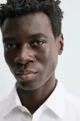 Camisa blanca de manga larga con cuello italiano y puños abotonados, confeccionada en tejido de algodón.