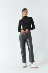 Pantalón de cuero sintético marrón, de tiro alto y corte recto, con pinzas y tablas en la parte delantera.