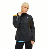 Campera deportiva New Balance modelo Accelerate, de color negro con detalles reflectantes en degradado naranja y rosado. Cuenta con cierre frontal, capucha y mangas largas.