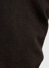 Vestido midi de tejido de punto color marrón oscuro, con cuello redondo, sin mangas y diseño entallado con detalles fruncidos en la cintura. Cuenta con cierre de cremallera en la parte posterior y forro interior.