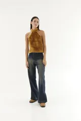 Top negro peludito con cuello halter y sin mangas.