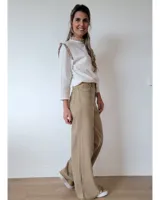 Pantalón de jean estilo wide leg con costuras verticales frontales, tiro alto y bolsillos laterales.