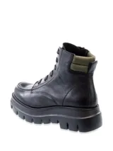 Borcego de cuero negro con cordones, suela track de goma y detalle acolchado en color verde oliva en la parte superior del tobillo.
