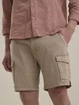 Bermuda cargo color negro en tejido twill con elastano, de calce cómodo con bolsillos laterales y efecto wash look.