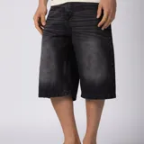 Bermuda de jean baggy color negro con lavado gastado, de corte ancho y largo hasta debajo de la rodilla, con diseño de cinco bolsillos y detalles de recortes en los bolsillos traseros.