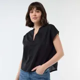 Blusa de manga corta color negro, con cuello en pico y diseño holgado.