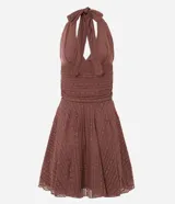 Vestido midi de encaje marrón con diseño halter, escote profundo, cintura ajustada y caída fluida.