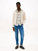 Buzo con cierre de cremallera, confeccionado en felpa de algodón color crema. Cuenta con cuello chimenea, dos bolsillos delanteros tipo canguro, puños y bajo de punto canalé. Incluye logo de Tommy Hilfiger bordado en el pecho.