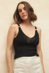 Top tejido negro, ajustado al cuerpo, con escote en V y tirantes finos sujetos por argollas metálicas.