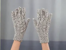 Guantes de lana fina color marfil, tejidos a mano en punto jersey con detalle de trenzas y puños acanalados.