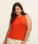 Musculosa color naranja confeccionada en rib de viscosa, con cuello redondo de punto y sisas con el mismo acabado.