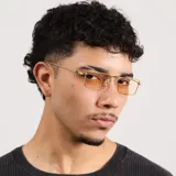 Lentes de sol con marco rectangular de metal negro y cristales oscuros. Diseño moderno con puente doble y patillas finas.