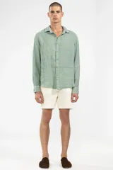 Short color crema confeccionado en lino premium, con cintura elástica, cordón de ajuste y bolsillos laterales.