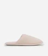 Pantuflas abiertas de estar por casa, color rosado, con textura acanalada y suela de goma.