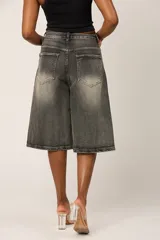 Bermuda de jean rígido color gris oscuro lavado, tiro alto, corte ancho y largo tipo culotte.