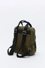 Mochila de nylon negra con asas superiores reforzadas y tiras regulables. Cuenta con un bolsillo frontal con cierre metálico y un detalle colgante de cuentas de colores. Los laterales tienen bolsillos elastizados y el compartimento principal tiene cierre.