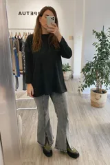 Remera negra larga de corte oversize.