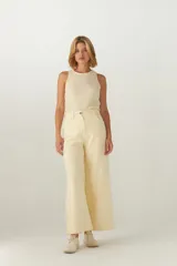 Pantalón de tiro alto color crema, con corte jeanero y pierna ancha.