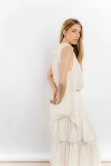 Blusa color crudo, de lino, con cuello amplio y corte acinturado.