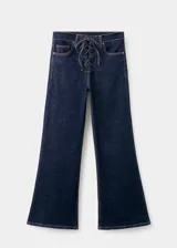 Pantalón de jean estilo flare con tiro medio, cierre de cordones en la cintura, cinco bolsillos y costuras a contratono.