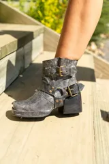 Botas cortas color gris con efecto desgastado, con hebillas doradas y taco cuadrado.