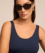 Musculosa básica de poliamida color naranja, con escote en U y breteles anchos. Diseño ajustado al cuerpo, ligero y fresco.