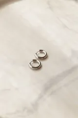 Aros de acero quirúrgico hipoalergénico con diseño de argolla gruesa y acabado brillante.
