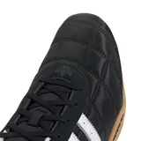 Championes adidas modelo Adi Racer Lo, de diseño inspirado en el automovilismo. Presentan una capellada de color negro con costuras acolchadas en forma de diamante, las icónicas tres tiras laterales en blanco y suela de goma color caramelo con detalle de logo en el arco.