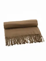 Pashmina de textura suave en color gris, con diseño rectangular y terminaciones con flecos en los extremos.